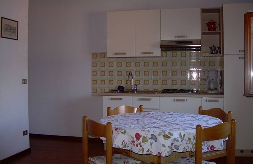 Castelletto Apartamento | Ático de dos habitaciones en Casa Mary con vista al lago y al jardín.
