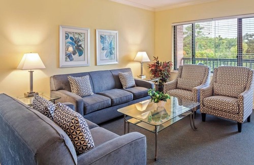 Hilton Head Complejo | Two Room: Bright and Airy 3BR Vacation Home with Pool, Tennis Courts and Kitchen