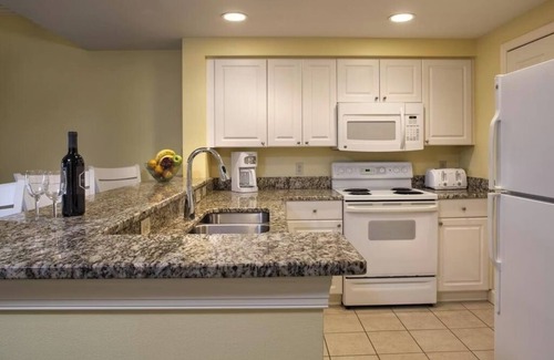 Hilton Head Complejo | Two Room: Bright and Airy 3BR Vacation Home with Pool, Tennis Courts and Kitchen