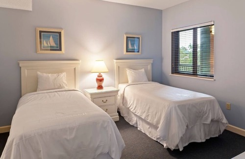 Hilton Head Complejo | Two Room: Bright and Airy 3BR Vacation Home with Pool, Tennis Courts and Kitchen