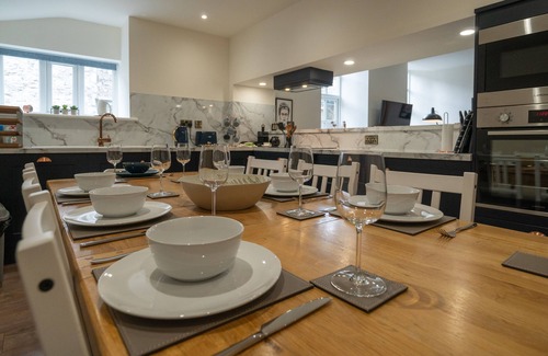 Kendal Apartamento | Two separate 2-bedroom apartments, joined by a private hallway. Kendal Town Centre