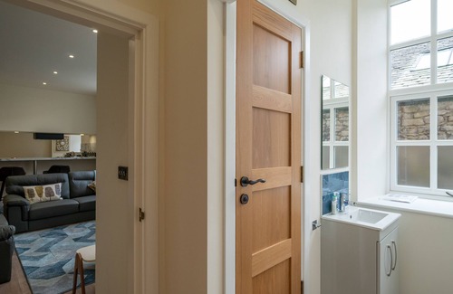 Kendal Apartamento | Two separate 2-bedroom apartments, joined by a private hallway. Kendal Town Centre