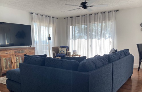 Lakeview Casa | Two Seperate Living Areas with Views of Bull Shoals Lake and Dam