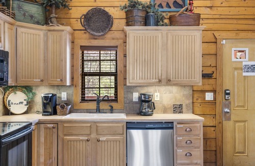 Branson Theater District Cabina | Two Side by Side Cabins in the Heart of Branson,Sleeps 14, Ticket DEALS and Golf Discounts