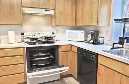 Corvallis Casa | TWO side-by-side dwellings for your giant group