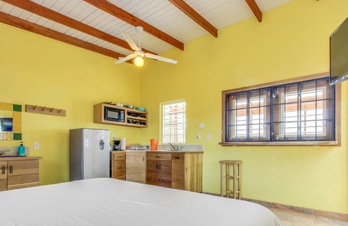 Dangriga Cabina | ¡Dos cabañas independientes frente al mar con vista al mar y playa privada!