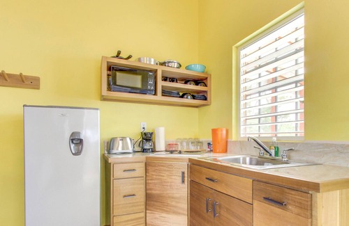 Dangriga Cabina | ¡Dos cabañas independientes frente al mar con vista al mar y playa privada!