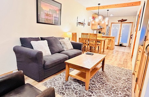 Harvie Heights Casa | Two Storey Cozy Chalet W/2BR&2BA Balcony Mountain Views/By Banff Gate / Sleep 6