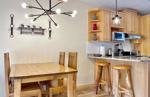 Harvie Heights Casa | Two Storey Cozy Chalet W/2BR&2BA Balcony Mountain Views/By Banff Gate / Sleep 6