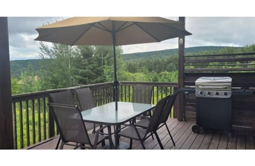 Saint-Luc-de-Bellechasse Chalet De Esquí | two stories mountaine view chalet