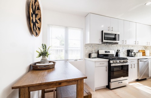 West Mesa Condominio | Two Story Apartment Near Beach