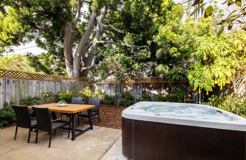 West Mesa Condominio | Two Story Apartment Near Beach