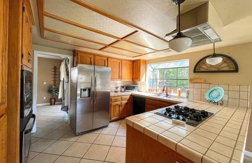 Visalia Casa | Two Story Bright Hacienda ~ Comfy Beds ~ Sunny Pool
