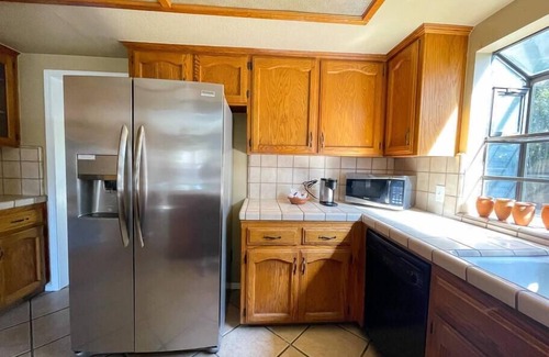 Visalia Casa | Two Story Bright Hacienda ~ Comfy Beds ~ Sunny Pool