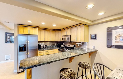 Phinney Ridge Condominio | Two-story condo with fireplace & balcony in the heart of Phinney Ridge