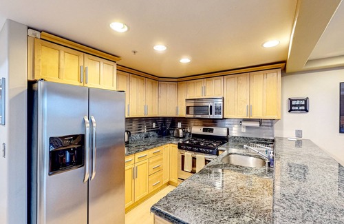 Phinney Ridge Condominio | Two-story condo with fireplace & balcony in the heart of Phinney Ridge