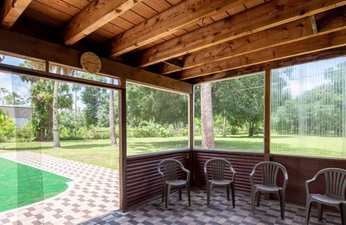 Loxahatchee Groves Otro | Two-story, dog-friendly farmhouse with a lotus pond, washer/dryer, & WiFi