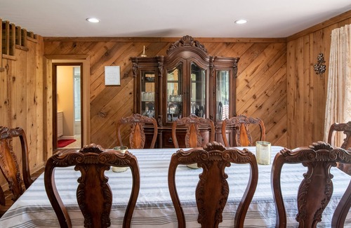 Loxahatchee Groves Otro | Two-story, dog-friendly farmhouse with a lotus pond, washer/dryer, & WiFi