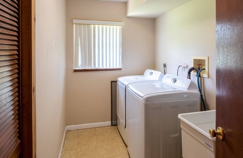 Loxahatchee Groves Otro | Two-story, dog-friendly farmhouse with a lotus pond, washer/dryer, & WiFi