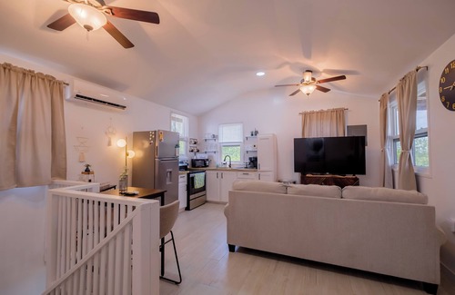 Cayo Corker Apartamento | Two story house with king size bed in beautiful Caye Caulker
