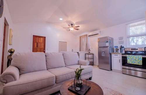 Cayo Corker Apartamento | Two story house with king size bed in beautiful Caye Caulker