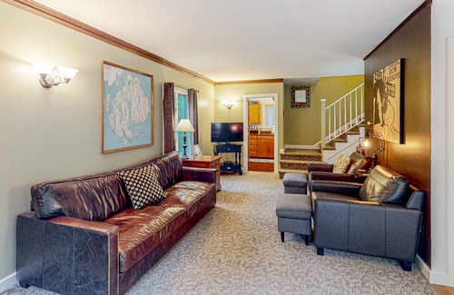 Otter Creek Casa | Two-story mountain view home with a full kitchen, fast WiFi, firepit, & patio