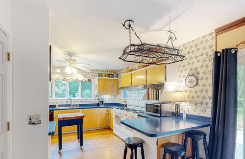 Otter Creek Casa | Two-story mountain view home with a full kitchen, fast WiFi, firepit, & patio