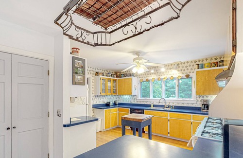 Otter Creek Casa | Two-story mountain view home with a full kitchen, fast WiFi, firepit, & patio