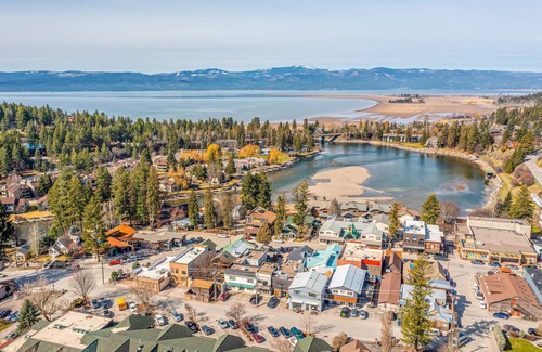 Bigfork Cabina | Two-story woodland cabin with firepit, near Flathead Lake & Glacier