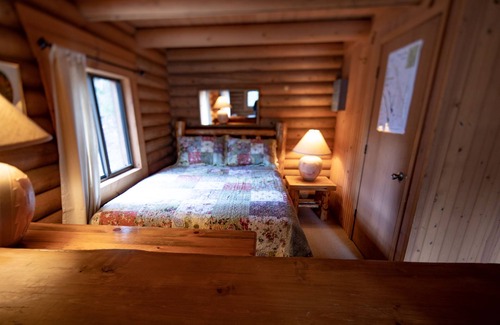 Bigfork Cabina | Two-story woodland cabin with firepit, near Flathead Lake & Glacier