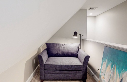 Arundel Condominio | Two stroy condo with heated pool, gym, private patio, gas fireplace, W/D, AC