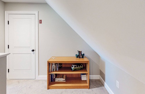 Arundel Condominio | Two stroy condo with heated pool, gym, private patio, gas fireplace, W/D, AC