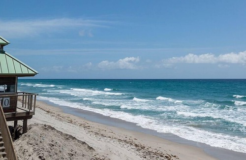 Hillsboro Beach Casa | Two Stylish Units with Beach Essentials and Amenities! Close to Deerfield Beach!