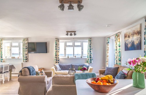 Langstone Cabaña | TWO TIDES, pet friendly, character holiday cottage in Langstone