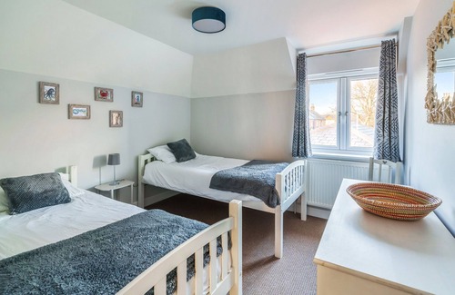 Langstone Cabaña | TWO TIDES, pet friendly, character holiday cottage in Langstone