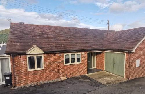 Knighton Casa | Twyngaer, a spacious 3 bedroom bungalow sleeps 5
