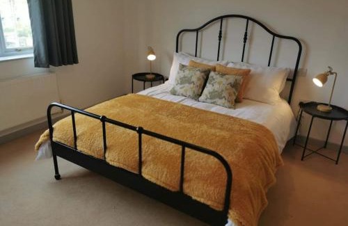 Knighton Casa | Twyngaer, a spacious 3 bedroom bungalow sleeps 5