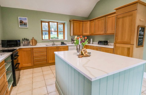 Overton-on-dee Casa | TY BONT, pet friendly, character holiday cottage in Overton-On-Dee