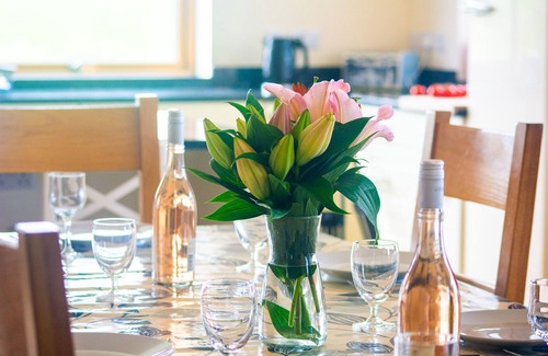 Llanfaethlu Cabaña | Ty Glan y Mor - sleeps 10 guests in 4 bedrooms