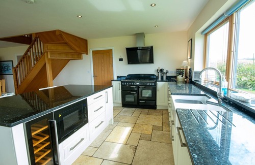 Llanfaethlu Cabaña | Ty Glan y Mor - sleeps 10 guests in 4 bedrooms