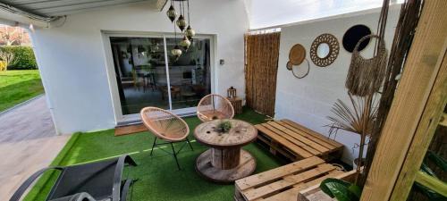 Chauve Casa | Ty Grain de Sel : logement privatif avec piscine, jardin et patio