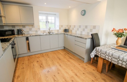 Llangyniew Cabaña | TY GWYN, pet friendly, with hot tub in Llanfair Caereinion