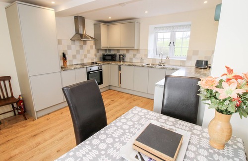 Llangyniew Cabaña | TY GWYN, pet friendly, with hot tub in Llanfair Caereinion