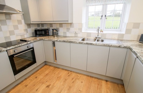 Llangyniew Cabaña | TY GWYN, pet friendly, with hot tub in Llanfair Caereinion