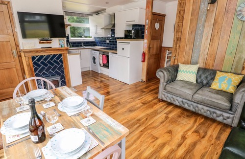 Haverfordwest Cabaña | TY HAF, romantic, character holiday cottage, with a garden in Roch