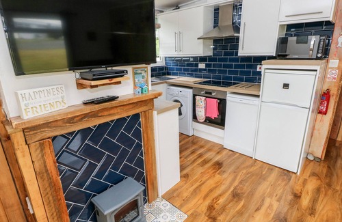 Haverfordwest Cabaña | TY HAF, romantic, character holiday cottage, with a garden in Roch