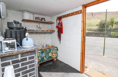 Brecon Cabaña | TY HIR AT BLAENBRYNICH FARM, pet friendly in Sennybridge