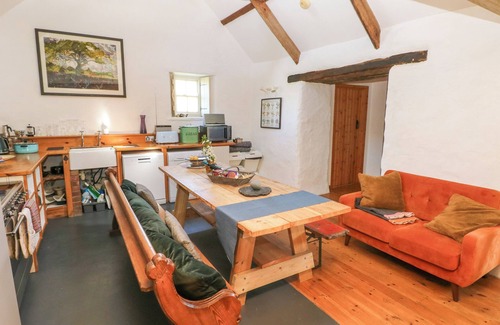 Newport Casa | TY MELLEN, pet friendly, character holiday cottage in Dinas Cross