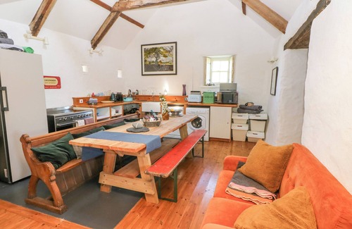 Newport Casa | TY MELLEN, pet friendly, character holiday cottage in Dinas Cross