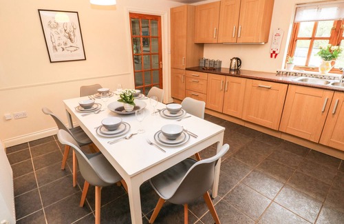 Penycwm Cabaña | TY RHOSYN, pet friendly, with open fire in Solva